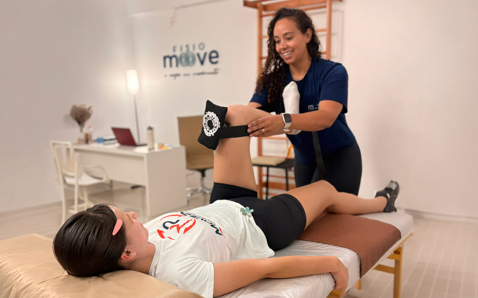 Fisioterapeuta da FisioMoove realizando avaliação funcional de joelho em Jaraguá do Sul