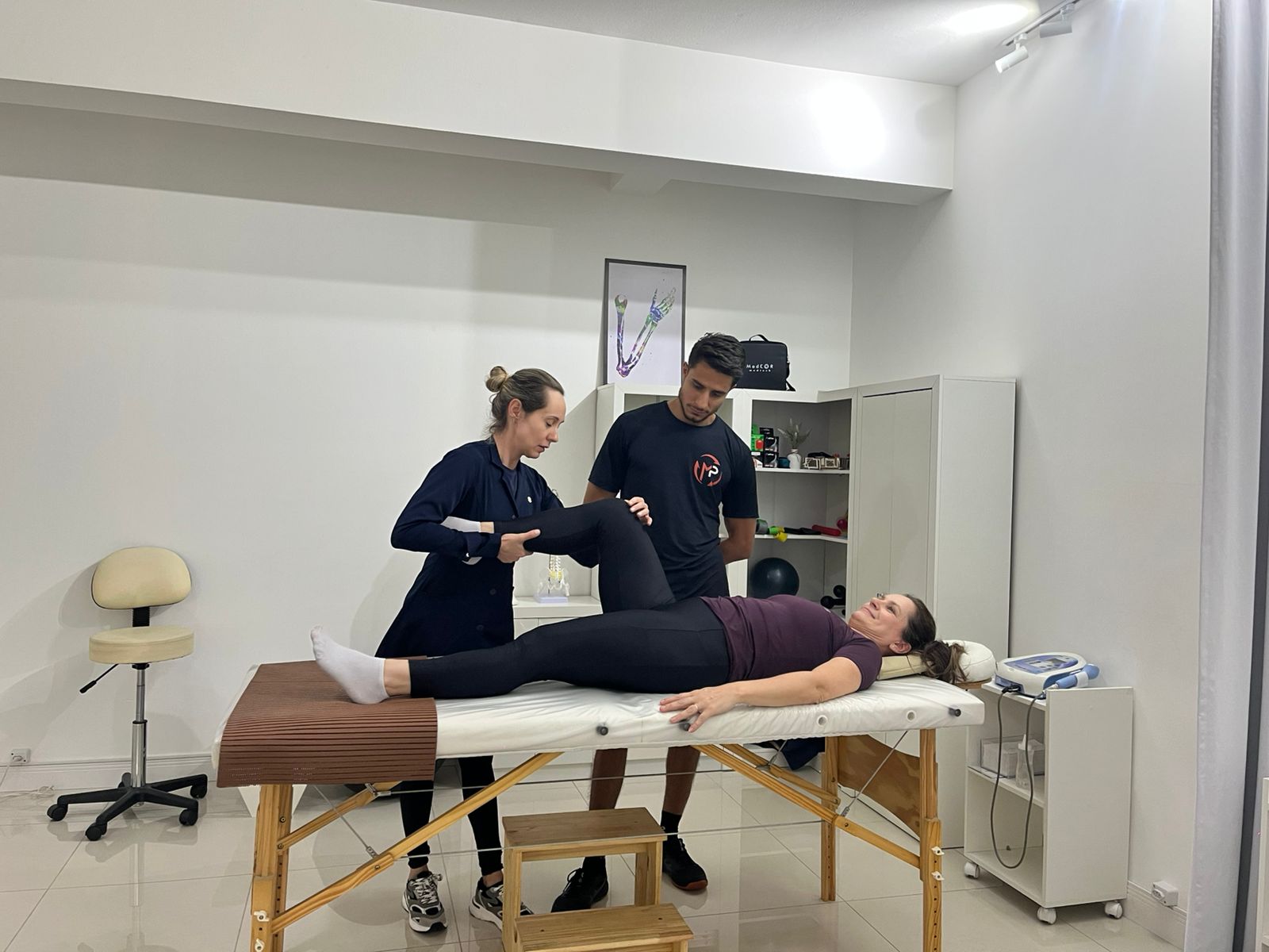 Fisioterapeuta e profissional de exercício da CTP MovePro acompanhando o mesmo aluno
